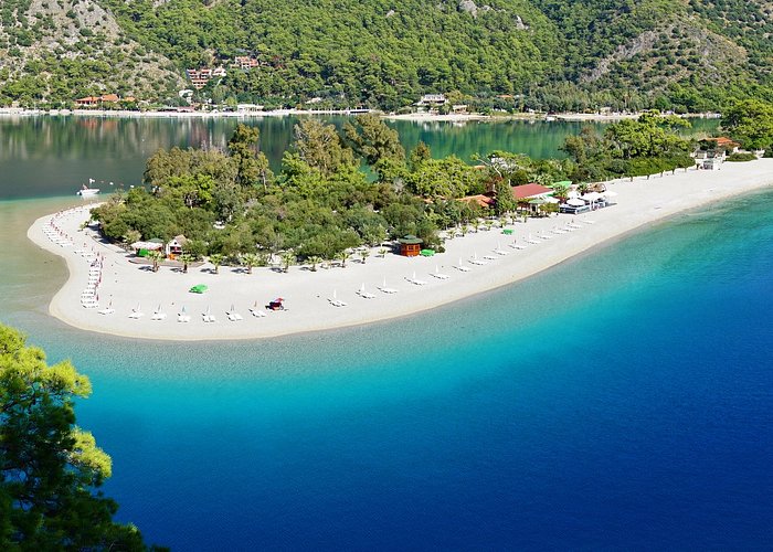 What are the advantages of having a holiday in Fethiye?